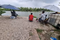 Cận cảnh hồ câu tấp nập ở Hải Dương, vi phạm phòng dịch COVID-19