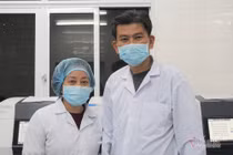 Vợ chồng chuyên gia vượt 1.600km chi viện xét nghiệm cho tâm dịch Hải Dương