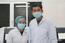 Vợ chồng chuyên gia vượt 1.600km chi viện xét nghiệm cho tâm dịch Hải Dương