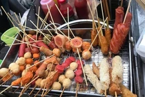 Trẻ ăn “xiên bẩn” vỉa hè, nguy hại thế nào?