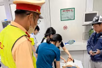 CSGT Nghệ An mở đường đưa cháu bé nguy kịch đi cấp cứu