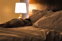 Bật đèn ngủ khiến trẻ dậy thì sớm, giảm thị lực?