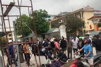 Người đàn ông lắp biển quảng cáo bị điện giật rơi bất tỉnh