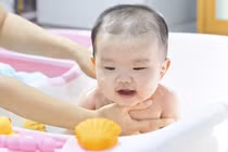 Lưu ý khi chọn sữa tắm cho bé để không hại da