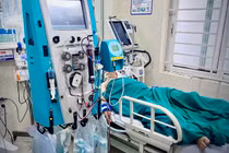 Người đàn ông ở Phú Thọ suýt tử vong do uống rượu giả 