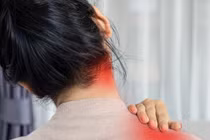 Vì sao nhiều người trẻ mắc chứng đau cổ vai gáy?