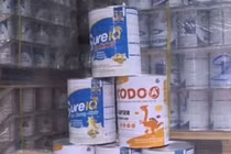 Dấu hiệu nhận biết sữa bột giả, tránh "tiền mất tật mang"