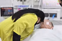 Xúc động 4 mẹ con tiễn biệt chồng, cha trong phòng mổ