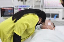 Xúc động 4 mẹ con tiễn biệt chồng, cha trong phòng mổ