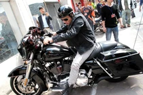 Dàn mô tô khủng “show hàng” trên phố Hà Nội