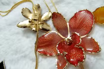 Hoa tươi mạ vàng tiền triệu “sốt” thị trường quà tặng 20/10