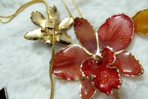 Hoa tươi mạ vàng tiền triệu “sốt” thị trường quà tặng 20/10