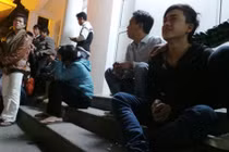 Người nhà nạn nhân Zone 9 vật vã trước nhà xác BV