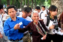 Mẹ liệt sỹ 110 tuổi chân đi không vững... tới viếng Đại tướng