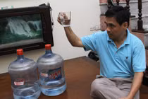 Người tiêu dùng hoang mang vì nước uống đóng chai 