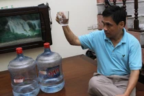 Người tiêu dùng hoang mang vì nước uống đóng chai 
