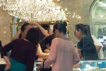 Người dân Hà Nội đổ xô đi mua vàng