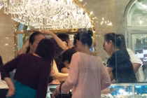 Người dân Hà Nội đổ xô đi mua vàng