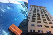 Xế hộp hứng “mưa đạn” vì tranh chấp chung cư?