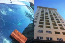 Xế hộp hứng “mưa đạn” vì tranh chấp chung cư?