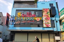 Cảnh nhà hàng, quán nhậu cửa đóng then cài ở Sài Gòn vì Covid-19