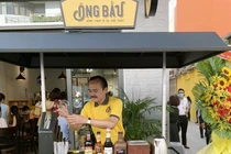 2 đại gia giàu nức tiếng Sài Gòn bưng bê cà phê, đứng phục vụ khách