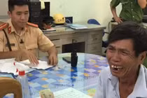 CSGT tịch thu xích lô rồi tặng 4 triệu cho người đàn ông nghèo mua xe máy mưu sinh 