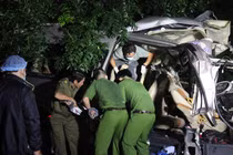 Xe 16 chỗ đâm xe tải, 8 người chết: Cận cảnh hiện trường thảm khốc