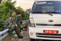 Cảnh sát, quân đội ôm súng cùng chó nghiệp vụ truy lùng kẻ sát nhân vượt ngục