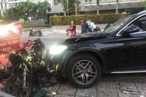 Xe Mercedes tông tài xế GrabBike tử vong, nữ tiếp viên hàng không bị thương nặng