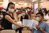 Trường Quốc tế Việt Úc tận thu học phí dịp COVID-19: Phụ huynh "vây" trường phản đối