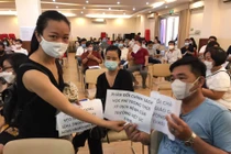 Trường Quốc tế Việt Úc tận thu học phí dịp COVID-19: Phụ huynh "vây" trường phản đối