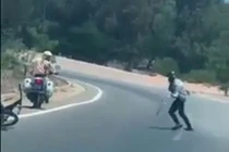 Thanh niên dùng rựa dọa CSGT rồi bỏ trốn vào rừng