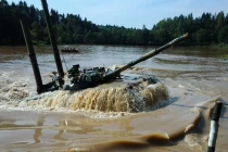 “Xe tăng bay” T-80 lội nước thế nào?