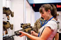 Thăm quan triển lãm vũ khí quốc phòng London