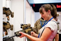 Thăm quan triển lãm vũ khí quốc phòng London