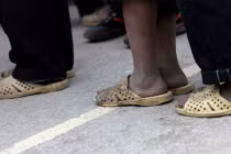 Thầy giáo thu, cắt dép của học sinh