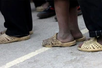 Thầy giáo thu, cắt dép của học sinh