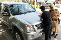 Xe biển xanh của công an bị CSGT “tuýt còi”