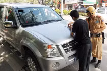 Xe biển xanh của công an bị CSGT “tuýt còi”