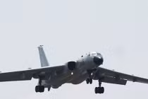 Oanh tạc cơ H-6K Trung Quốc đủ sức đe dọa Hawaii