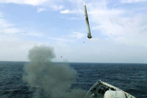 Tàu chiến Trung Quốc phóng "mưa" tên lửa trên Biển Đông