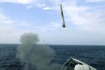 Tàu chiến Trung Quốc phóng "mưa" tên lửa trên Biển Đông