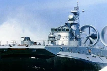 Người Nga hoảng loạn vì tàu đổ bộ lao vào bãi tắm