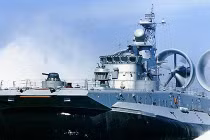 Người Nga hoảng loạn vì tàu đổ bộ lao vào bãi tắm