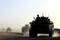 Hàng trăm xe bọc thép Trung Quốc cơ động lớn