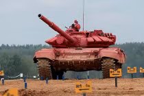 Xe tăng T-72 “khoác áo mới” đua xe, bắn súng