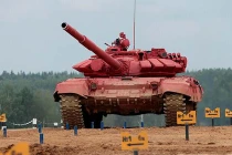 Xe tăng T-72 “khoác áo mới” đua xe, bắn súng