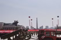 Ảnh QS ấn tượng tuần qua: Triều Tiên dùng máy cày kéo pháo