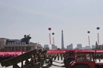 Ảnh QS ấn tượng tuần qua: Triều Tiên dùng máy cày kéo pháo